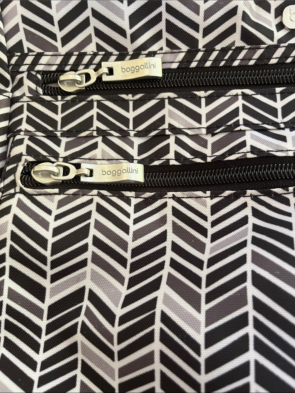 Baggallini Everywhere Bag Chevron Crossbody Bag - Picture 3 of 13